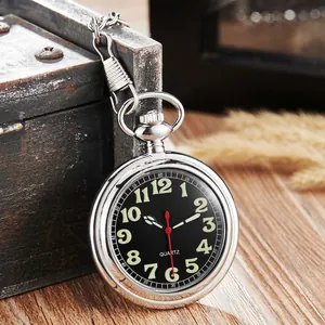 Detaillierte Ansicht einer silbernen Vintage-Taschenuhr mit Leuchtzahlen und Quarzwerk.