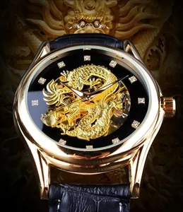 Détail macro de la gravure du squelette de dragon doré sur le cadran de la montre