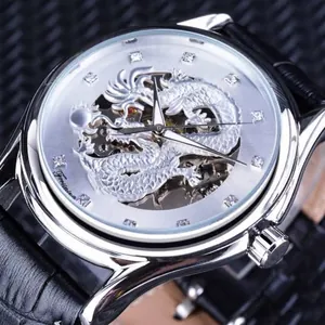 Gros plan sur la montre squelette Forsining pour homme avec cadran dragon argenté ciselé