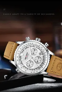 Primo piano di un orologio cronografo da uomo con quadrante bianco e cinturino in pelle.