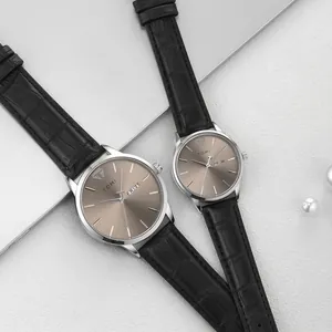 Elegante TOMI Quarz-Paaruhren mit Doppelkalender und schwarzen Lederarmbändern im Set.