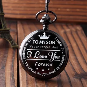 Detalle del reloj de bolsillo de cuarzo negro grabado con un mensaje para mi hijo