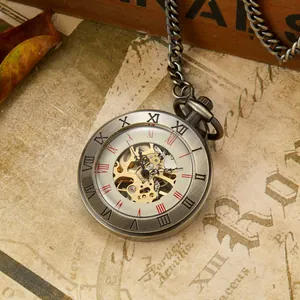 Orologio da taschino meccanico vintage con numeri romani su sfondo antico