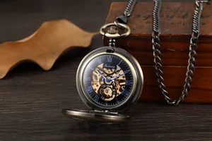 Montre à gousset mécanique squelette vintage avec chiffres romains sur boîte en bois.