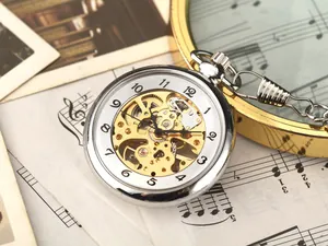 Primo piano di un orologio da taschino meccanico vintage in argento con quadrante scheletrato