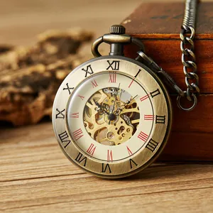 Primo piano dell'orologio da taschino meccanico vintage con quadrante scheletrato.