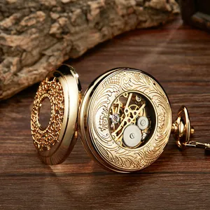 Gros plan d'une montre de poche mécanique dorée ajourée montrant les engrenages