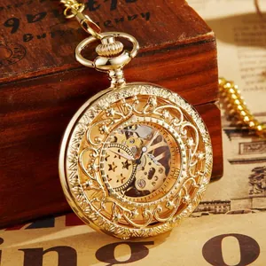 Vue détaillée de la montre à gousset mécanique squelette dorée avec motif d'étoile creux