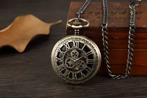 Gros plan d'une montre à gousset mécanique vintage avec cadran romain évidé