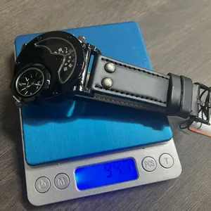 Détail montrant une montre de sport à quartz Oulm pour homme sur une balance bleue