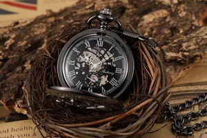 Montre à gousset mécanique squelette noire vintage avec chiffres romains sur fond rustique