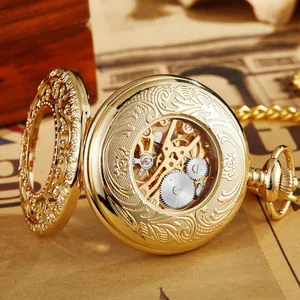 Vue détaillée d'une montre de poche mécanique dorée vintage avec couvercle gravé.