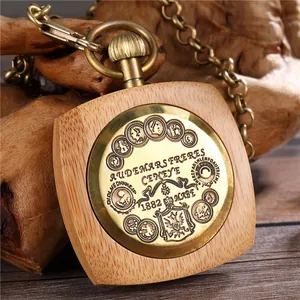 Gros plan d'une montre à gousset mécanique en bois rouge avec cadran gravé