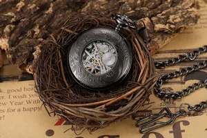 Vue détaillée d'une montre de poche mécanique squelette avec engrenages et gravures