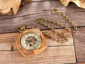 Montre de poche mécanique en bois carrée avec design squelette et chaîne en bronze.