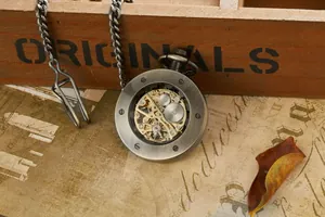 Dettaglio macro di un orologio da tasca meccanico scheletrato in bronzo con ingranaggi