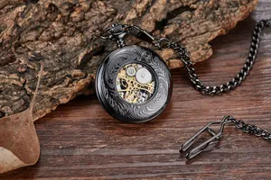 Gros plan d'une montre à gousset mécanique noire avec rouages dorés apparents