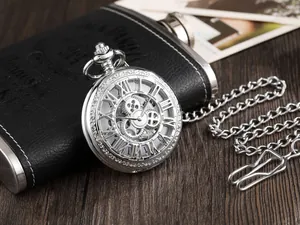 Détail d'une montre à gousset squelette mécanique argentée avec chiffres romains.