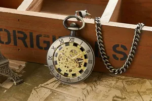Vista dettagliata dell'orologio da taschino meccanico vintage con numeri romani e scheletro