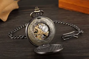 Vue détaillée d'une montre à gousset mécanique squelette en bronze avec rouages visibles