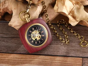 Détail macro d'une montre à gousset mécanique carrée en bois de rose avec cadran squelette