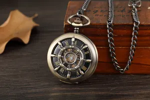 Gros plan d'une montre à gousset mécanique vintage avec gouvernail ajouré et chiffres romains