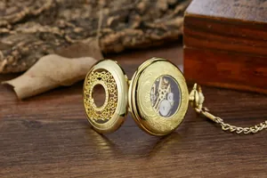Détail d'une montre à gousset mécanique dorée ajourée avec design à clapet classique