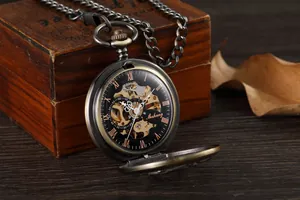 Vue détaillée des engrenages d'une montre de poche mécanique squelette aux chiffres romains