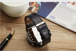 Gros plan de la montre Oulm 9591 pour homme avec bracelet en cuir noir et boucle inox