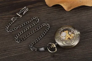 Gros plan de montre à gousset mécanique squelette avec boîtier floral en bronze gravé