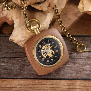 Détail d'une montre de poche mécanique carrée en séquoia avec un cadran de type squelette
