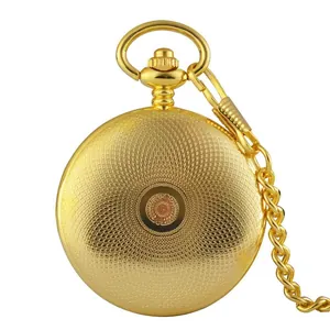 Vue arrière détaillée de près d'une montre à gousset mécanique dorée vintage