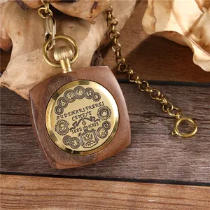 Gros plan d'une montre de poche mécanique vintage en bois rouge avec dos gravé