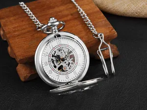 Gros plan sur le mouvement mécanique précis d'une montre à gousset squelette en argent