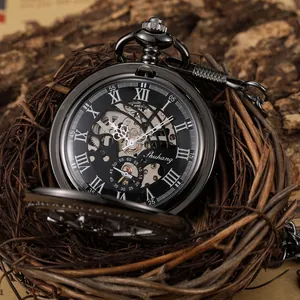 Montre de poche mécanique squelette noire avec chiffres romains sur un décor de nid rustique