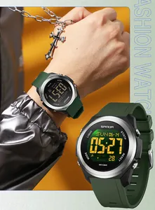 Détail de la montre de sport SANDA avec rétroéclairage vert et bracelet en caoutchouc