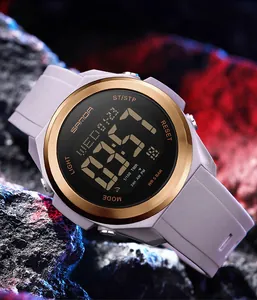 Détail en gros plan d'une montre de sport numérique Sanda avec bracelet violet et lunette dorée