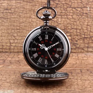 Vista detallada de un reloj de bolsillo de cuarzo vintage con esfera negra y números