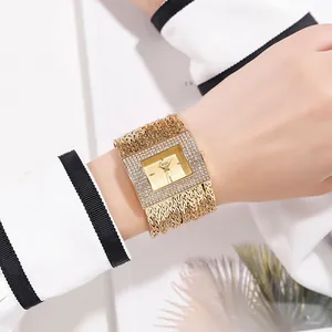 Élégante montre à quartz carrée en or avec lunette en strass et large bracelet chaîne au poignet