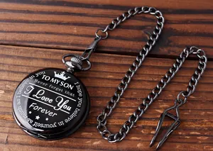 Detalle de reloj de bolsillo de cuarzo negro vintage con grabado 'TO MY SON' claro