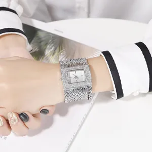Détail de la montre à quartz Cacaxi carrée avec strass et bracelet en chaîne élégant