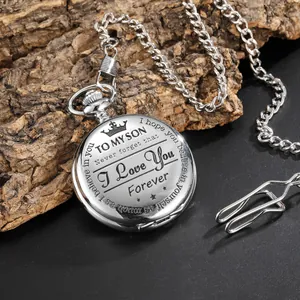 Detalle del reloj de bolsillo de cuarzo plateado con grabado sentimental 'To My Son'