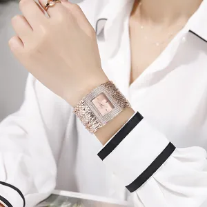 Détail de la montre à quartz carrée Cacaxi en or rose avec bracelet en strass