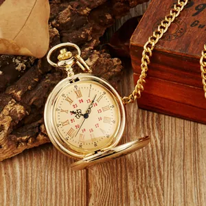 Primer plano de un reloj de bolsillo dorado vintage con números romanos sobre madera