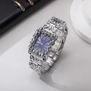Λεπτομέρεια vintage ρολογιού quartz Y2K με περίτεχνο ασημένιο πλαίσιο και μπλε καντράν.
