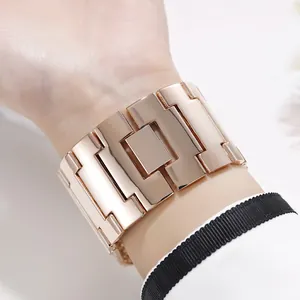 Vue détaillée d'un élégant bracelet à maillons carrés géométriques en or rose pour femme
