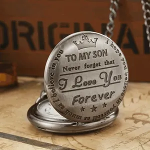 Primer plano de un reloj de bolsillo vintage grabado con el texto 'To My Son'