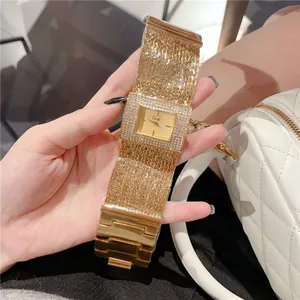 Montre à quartz rectangulaire dorée pour femme avec strass et large bracelet en métal tissé