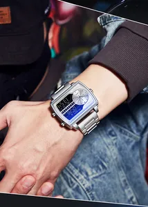 Gros plan d'une montre Sanda pour homme avec double affichage argenté sur le poignet
