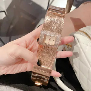 Vue détaillée de la montre à quartz carrée Cacaxi pour femme en or rose avec strass
